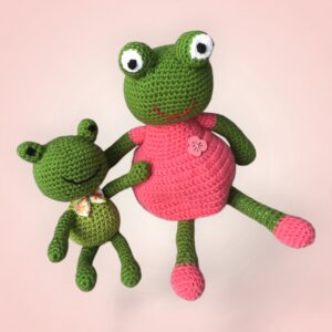 Adorable duo de peluches : Maman Grenouille et son Bébé Grenouille.