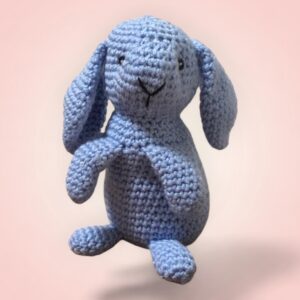 Adorable peluche de lapin bleu, crochetée à la main.