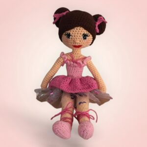 Charmante poupée ballerine en crochet, vêtue d'une jolie robe rose.