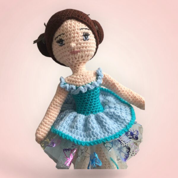 Élégante poupée en crochet avec une robe en tulle bleu.