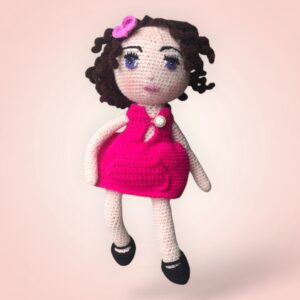 Charmante poupée rose en crochet.