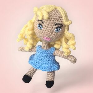 Adorable poupée blonde au crochet avec une robe bleu ciel.