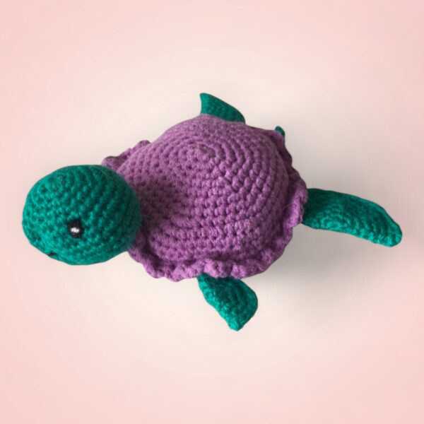 Jolie tortue verte et violette en crochet.