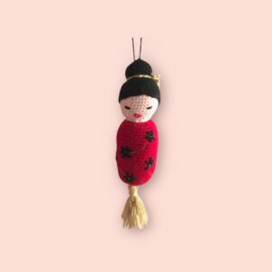 Poupée Kokeshi à suspendre, porte-bonheur, fait main.