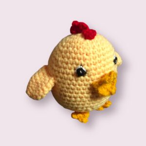 Adorable poussin jaune en crochet.