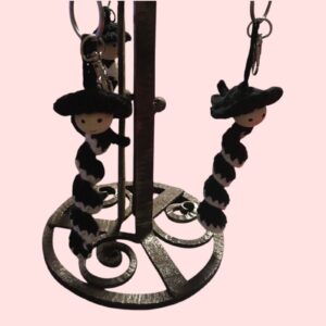 Petite poupée en crochet représentant un Petit Breton avec une coiffe Bigoudène.