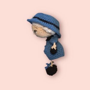 Petite poupée en crochet représentant la Reine d'Angleterre en tenue bleu roi.