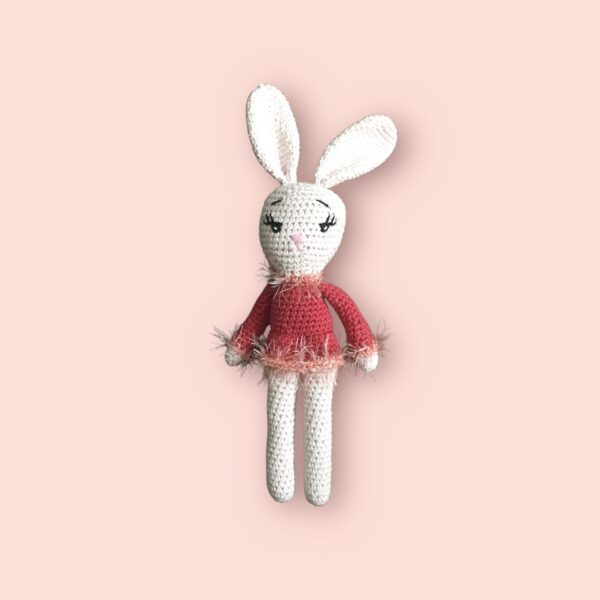 Adorable lapine en crochet avec une mini jupe rose brique.